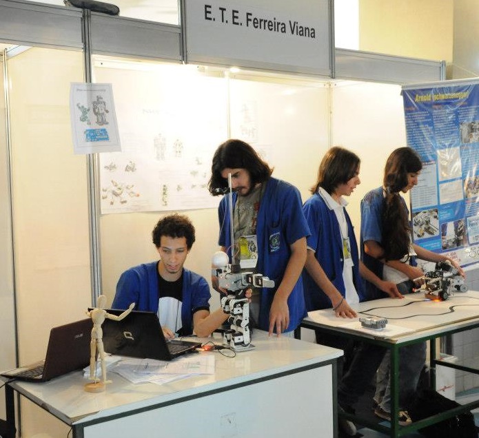 Equipe da escola com robôs em um evento